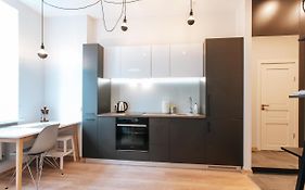 Central Comfort At Hanzas Residence, Stay Near Cafes, Bars, Museums & Esplanade